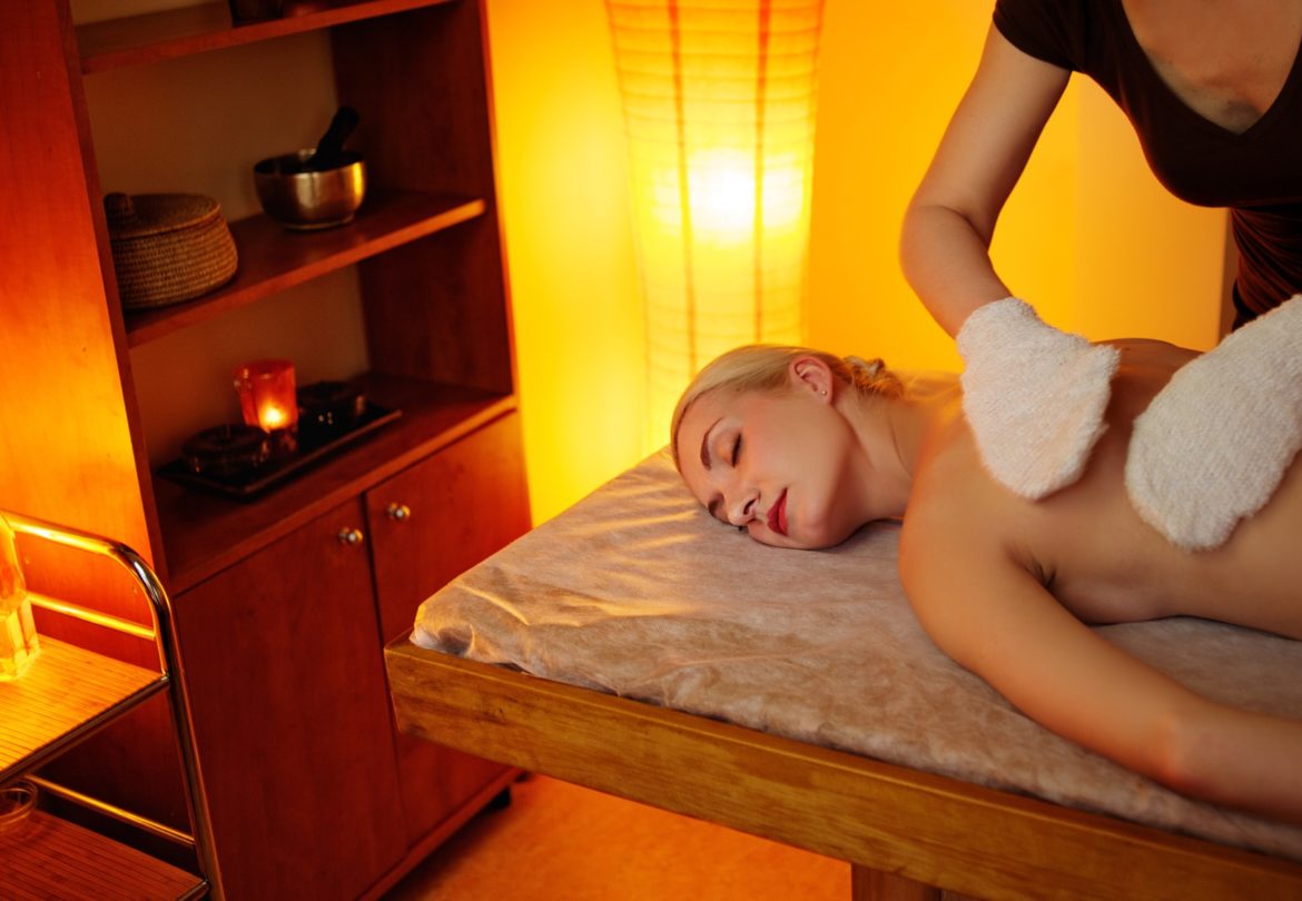 beautiful-woman-having-a-garshan-massage